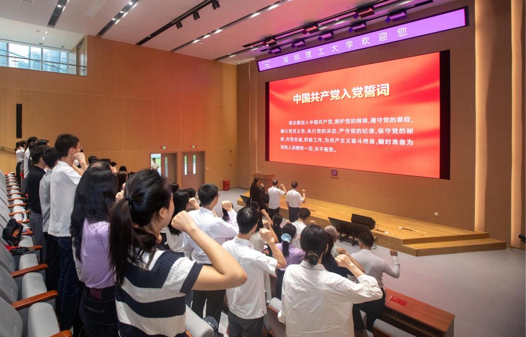 五秩党龄话担当!ug环球体育主题党日活动重温入党誓词