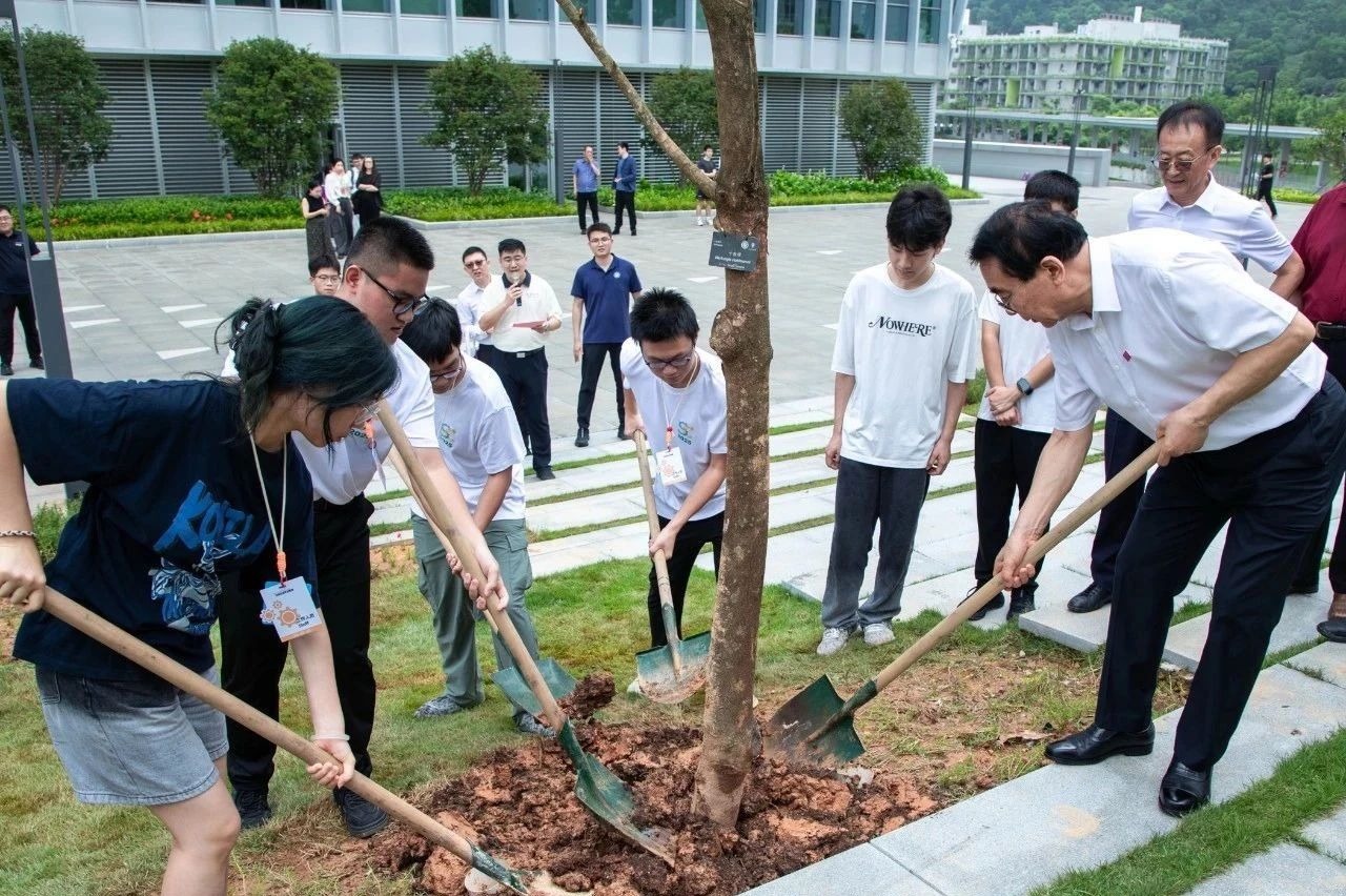 白春礼与ug环球体育体育会员共植“青春林”，科技报国的种子在这里发芽！