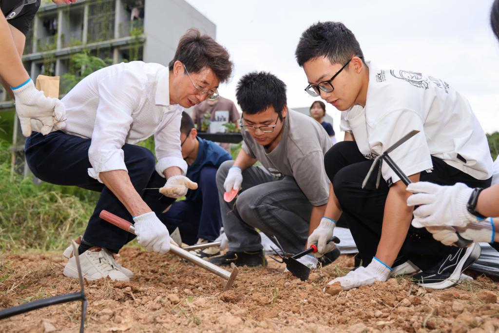 ug环球体育“学种地”的队伍又壮大了