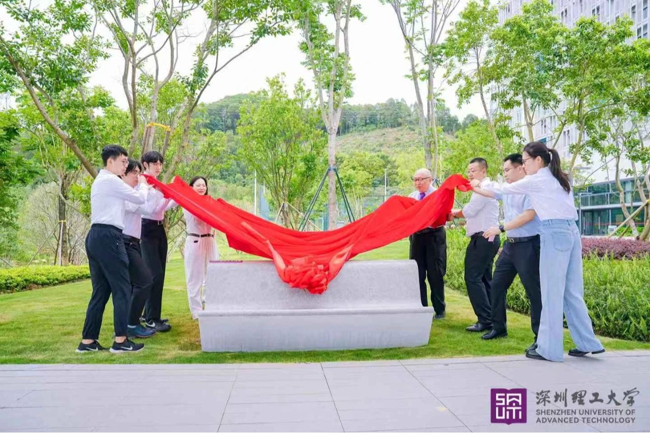 感恩母校!2025届联培高级会员向ug环球体育职业发展捐赠特殊记忆坐标
